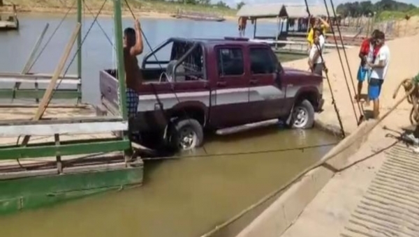 Carro fica pendurado após tentar sair de balsinha e quase cai dentro do Rio Juruá